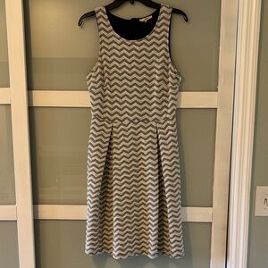 41 Hawthorn Sleeveless Chevron Midi Dress in Gray and White